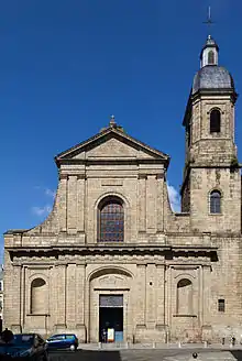 Fotografía de la fachada de la iglesia y la torre que está junto a su norte
