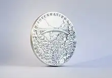 La foto muestra una fotografía de la "Medalla al Mérito en fibra" de la Fédération internationale du béton