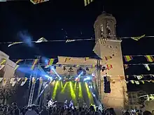 Multitudinaria verbena en la Plaza de Antillón. Iglesia de la Inmaculada al fondo. Fiestas Patronales de Santa Eulalia del Campo. Agosto de 2023