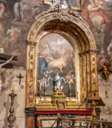 Fig. 52. Trinidad, anónimo, siglo&nbsp;XVII. Lienzo con Dios Padre y Dios Hijo rodeados por ángeles. Al frente unos angelotes portan un lema, una rama de azucenas y una hoja de palma.