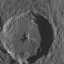 Cráter Flaiano en Mercurio. Cámara de ángulo estrecho MESSENGER. El norte aproximado está arriba. El ancho es de aproximadamente 53,1 km.