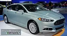 Ford Fusion Energi SEL de 2013 con emblema, en el Salón del Automóvil de Washington de 2012.