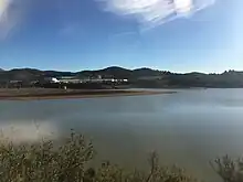 Se puede observar el paisaje humanizado del pantano.