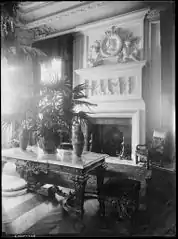 Una chimenea ornamental.