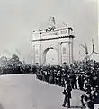 El ejército rumano junto al Arcul de Triumf en Bucarest volviendo victorioso del frente de Bulgaria el 8 de octubre de 1878.