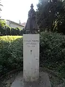 Estatua de Schulek Frigyes (bronce sobre base de piedra caliza en 1989) en el parque del castillo de Szalay, junto a la calle Kossuth Lajos, Balatonlelle, condado de Somogy.