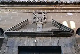 Frontón partido de la portada lateral