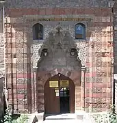 Fachada de la Madrasa Gök en Tokat, Turquía construida ca. 1270
