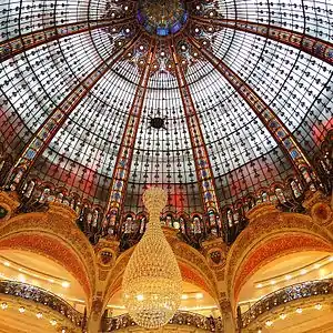 La cúpula modernista de Galeries Lafayette (1912) proporciona luz natural a las plantas que rodean el patio.
