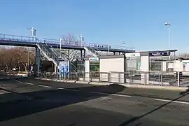 Estación de autobús cercana.