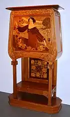 Muchacha con guirnalda de cintas y flores.