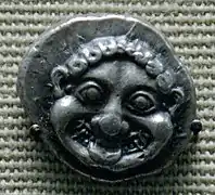 Cabeza de gorgona. Dracma de plata acuñada en Atenas, ca. 520 a. C.