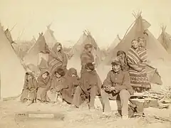 Indios lakota supervivientes de la masacre.