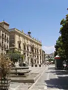 Plaza Nueva, vista hacia el noreste, con la Real Chancillería de Granada a la izquierda