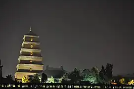 Gran Pagoda del Ganso Salvaje por la noche.