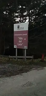 Señal de entrada al Campamento Juvenil Alto del León