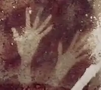 Cave of Pettakere, Bantimurung district (kecamatan), South Sulawesi, Indonesia. Hand stencils estimated between 35 000 and 40 000 years oldAubert, M. (2014). «Pleistocene cave art from Sulawesi, Indonesia». Nature 514 (7521): 223-227. PMID&nbsp;25297435. doi:10.1038/nature13422. «Mediante la datación por series de uranio de espeleotemas coralinos directamente asociados a 12 plantillas de manos humanas y dos representaciones figurativas de animales procedentes de siete cuevas de los karst de Maros, en Sulawesi, demostramos que las tradiciones de arte rupestre de esta isla indonesia son, como mínimo, compatibles en edad con el arte europeo más antiguo. La imagen más antigua fechada en Maros, con una edad mínima de 39,9 kyr, es ahora el esténcil manual más antiguo conocido en el mundo.»&nbsp;