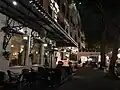 Fachada del hotel por la noche