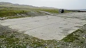 El largo total de la península desde las ruinas de los cuarteles de Moody Brook.