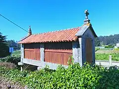Hórreo situado frente al templo.