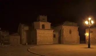 Vista nocturna a la luz de las farolas