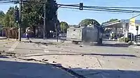 Vehículo de Carabineros atraviesa una barricada.