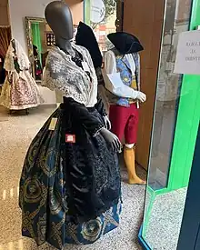 El traje de castellonera y castellonero se utiliza en la ciudad de Castellón de la Plana (Comunidad Valenciana) para realizar sus festividades tradicionales.