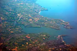 Carrick Roads en Cornualles bordeado por Penryn, Falmouth & St. Mawes. (tomada desde el vuelo AF0349)