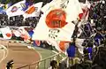 Los aficionados japoneses ondearon una bandera del Sol Naciente durante un partido entre Japón y Bosnia y Herzegovina en enero de 2008.
