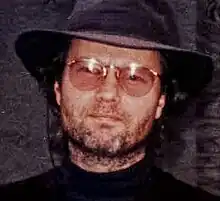 John Savage interpreta al sargento McCron.