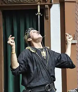Johnny Fox tragando una espada en el Maryland Renaissence Festival en 2016, antes de su diagnóstico fatal.