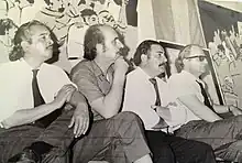 Jorge Canelles poco tiempo después de haber sido liberado del penal de Rawson. Lo acompañan los abogados laboralistas y defensores de presos políticos Delfor Moreno (izquierda), David “El pibe” Galina y Salomón Gerchunoff (derecha).