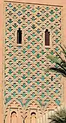 Variación del motivo sebka con forma de trébol en el alminar de la Mezquita de la Kasbah en Marrakech, Marruecos (finales del siglo&nbsp;XII)