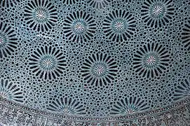 Decoración de azulejos en el interior de la Madrasa Karatay