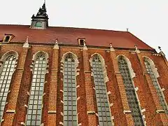 Vidrieras vistas desde el exterior.