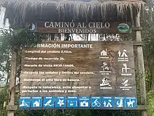 Letrero en la entrada Camino al Cielo que brinda información acerca del sendero