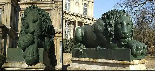 Leones al pie de la escalinata del castillo.