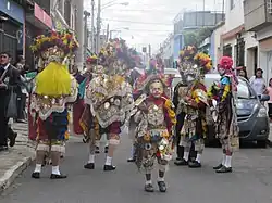 Los trajes de las danzas folclóricas guatemaltecas son una tradición centenaria. En esta foto se observa los trajes de los españoles.
