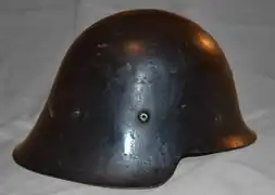 El casco visto de perfil, nótese el ribete central vacío como todos los cascos anteriores a la Guerra Civil de este tipo.