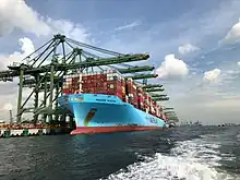 Buque portacontenedores en el puerto