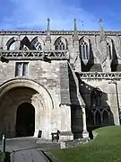 La elegante parvise sobre el pórtico sur