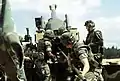 Cuerpo de Marines de los Estados Unidos preparando un disparo