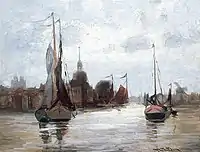 Se ve un puerto con varios barcos de vela y una iglesia al fondo