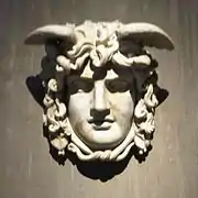 Gorgona Medusa procedente del templo de Venus y Roma (130 d.&nbsp;C.) en el Museo Romano-Germánico de Colonia.