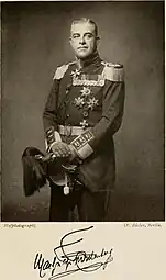 Fotografía y firma, 1913.