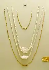 Collares de oro y cristal de roca, 2500-1600&nbsp;a.&nbsp;C., Museo Arqueológico de Heraclión.