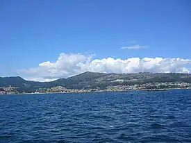 El Monte Faro de Domaio desde la ría