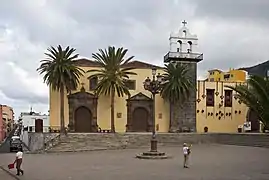 Antiguo convento franciscano en Garachico y Ayuntamiento en el lateral