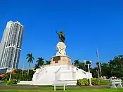 Vista completa del monumento.