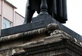 Firma de Manuel Vilar en la base de la escultura.